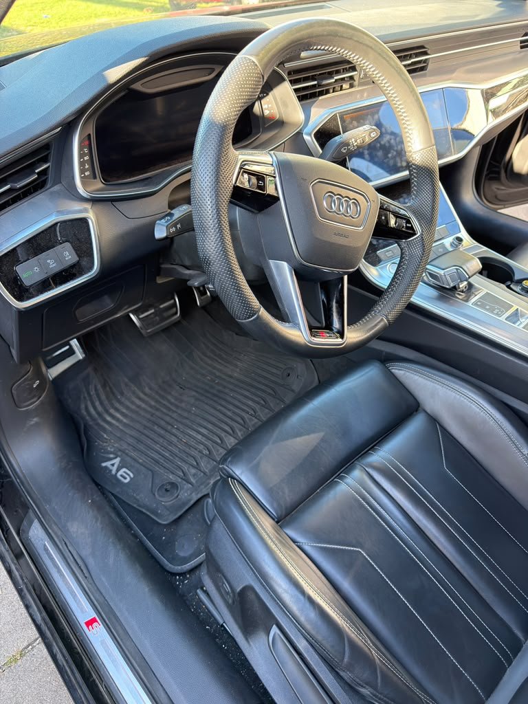 Audi Innenraum vor der Aufbereitung, staubige Sitze und Fußmatte
