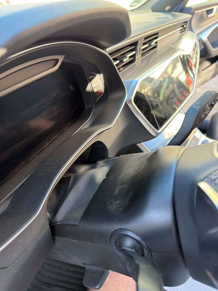 Audi Cockpit vor der Aufbereitung, staubig