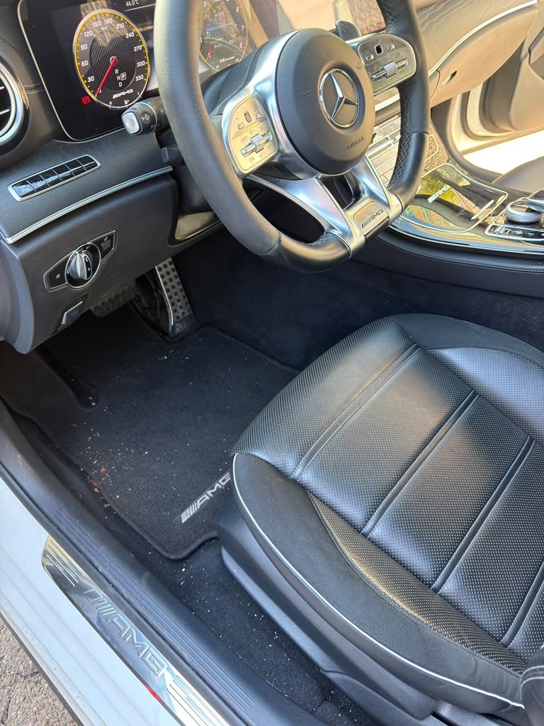Mercedes Fahrerraum vor der Aufbereitung, verschmutzte Fußmatte